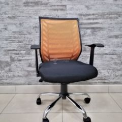 Кресло Barneo K-138 для персонала (черная ткань оранжевая сетка) в Стрежевом - strezevoi.mebel24.online | фото